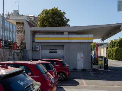 La copertura della parte anteriore aggetta maggiormente rispetto a quella posteriore e si conclude con una curvatura verso il basso